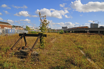900378 Gezicht op het voormalige werkplaatsterrein van de Nederlandse Spoorwegen aan de 2e Daalsedijk te Utrecht, met ...